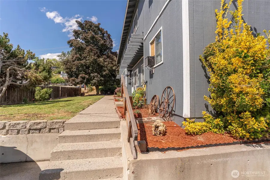 225 W Highland Avenue, Chelan, WA 98816 - #3