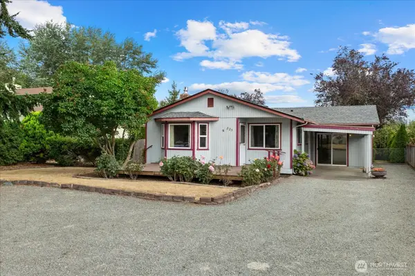 825 Livingston Bay Shore Drive, Camano Island, WA 98282