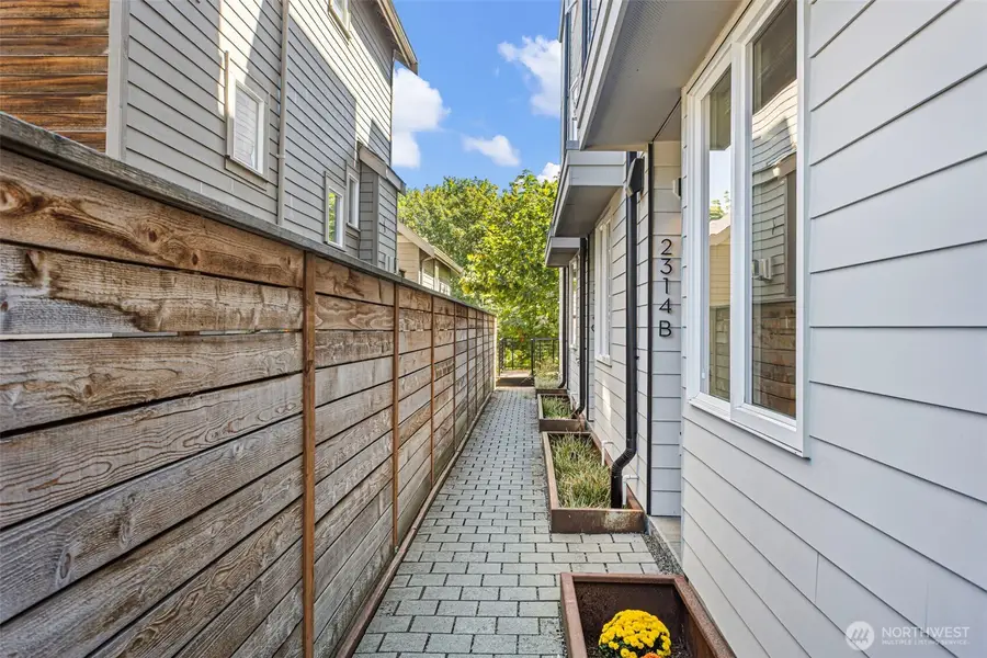 2314 Thorndyke Avenue W #B, Seattle, WA 98199 - #3