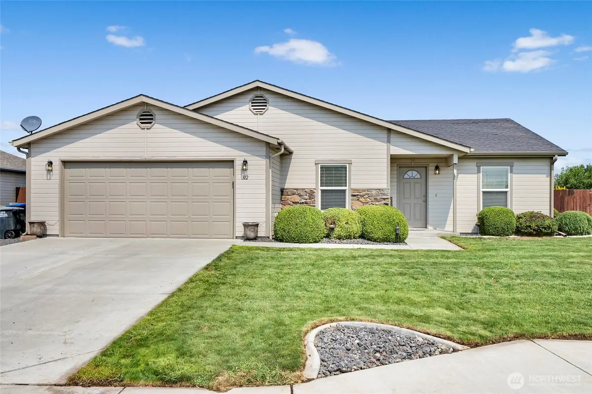 312 E Linden Avenue, Moses Lake, WA 98837 - #1