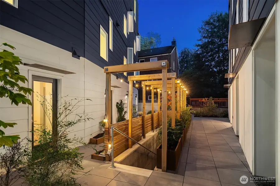 627 13th Avenue E, Seattle, WA 98102 - #2