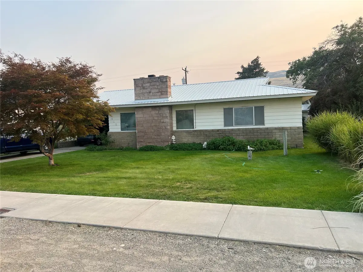 1518 Columbia Avenue, Bridgeport, WA 98813 - #1