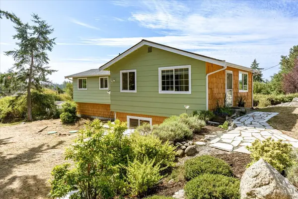 1002 Carl Avenue, Oak Harbor, WA 98277