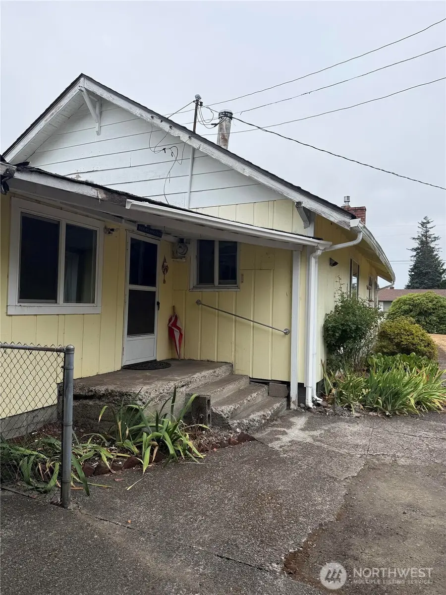 320 E Oakview Avenue, Centralia, WA 98531 - #2