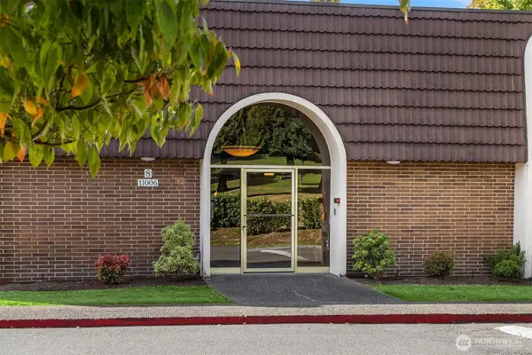 11006 NE 68th Street #811, Kirkland, WA 98033