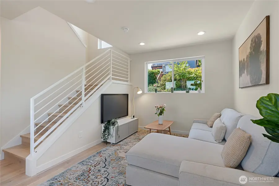 8043 19th Avenue Ne, Seattle, WA 98115 - #3