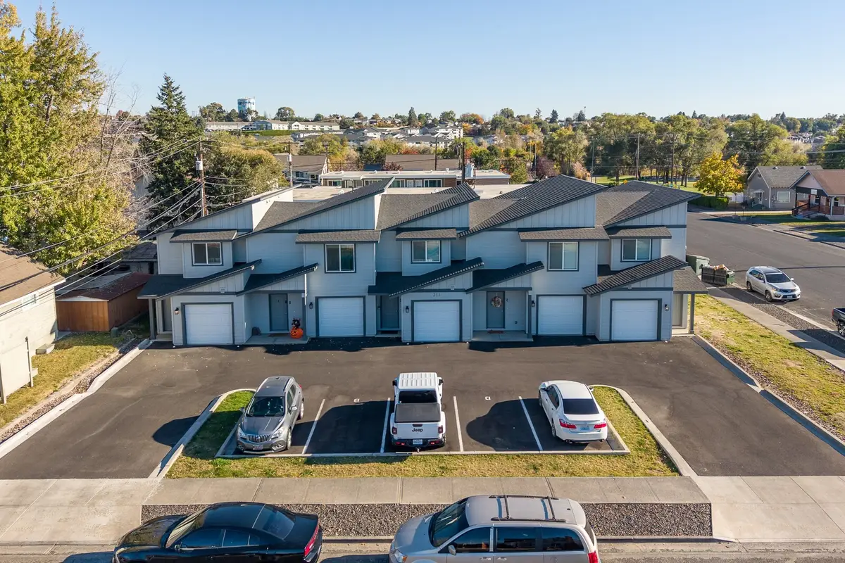 211 E 6th Avenue, Moses Lake, WA 98837 - #1