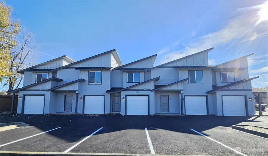 211 E 6th Avenue, Moses Lake, WA 98837 - #2