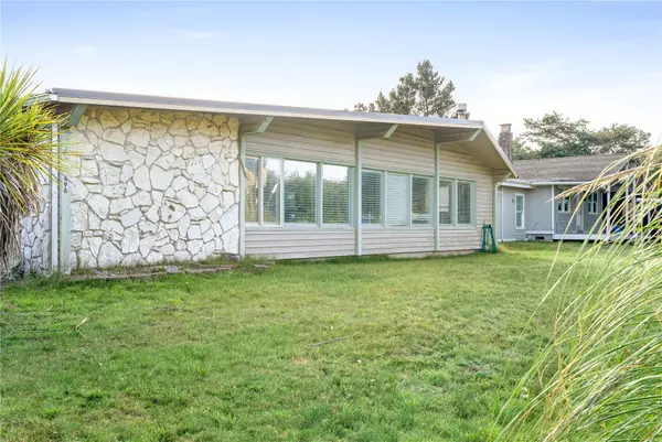 498 Inlet Avenue Nw, Ocean Shores, WA 98569
