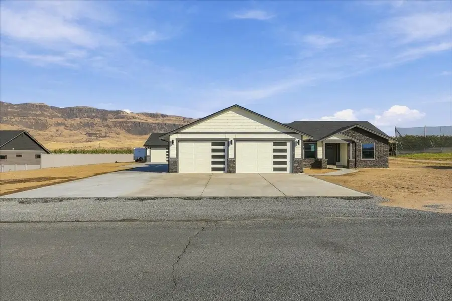 583 S Webb Avenue, East Wenatchee, WA 98802 - #2