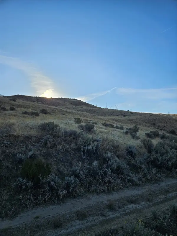 8 Blue Grade Road, East Wenatchee, WA 98802