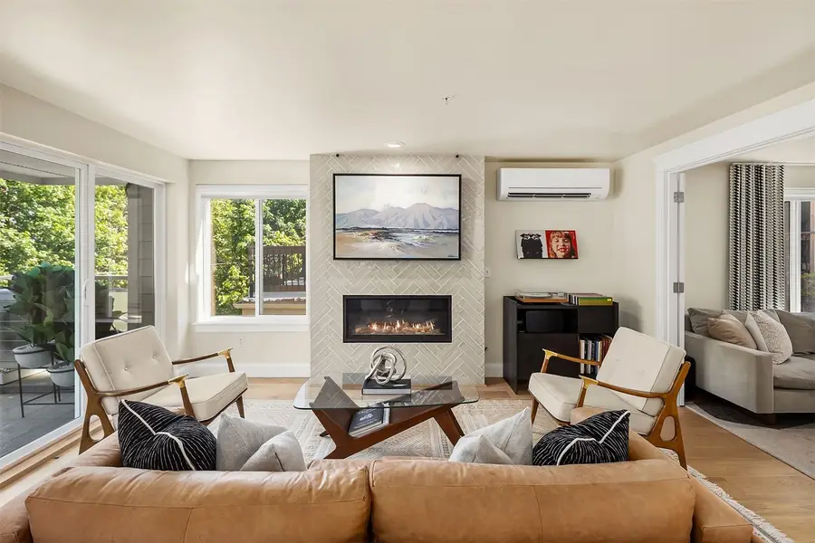 2334 Thorndyke Avenue W #301, Seattle, WA 98199 - #3