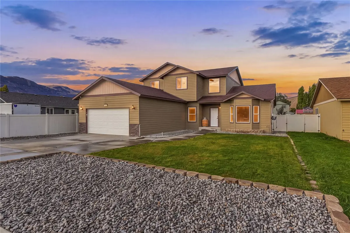 1376 Center Street, Rock Island, WA 98850 - #1