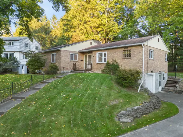 136 N Meadowbrook Lane, Vestal, NY 13850