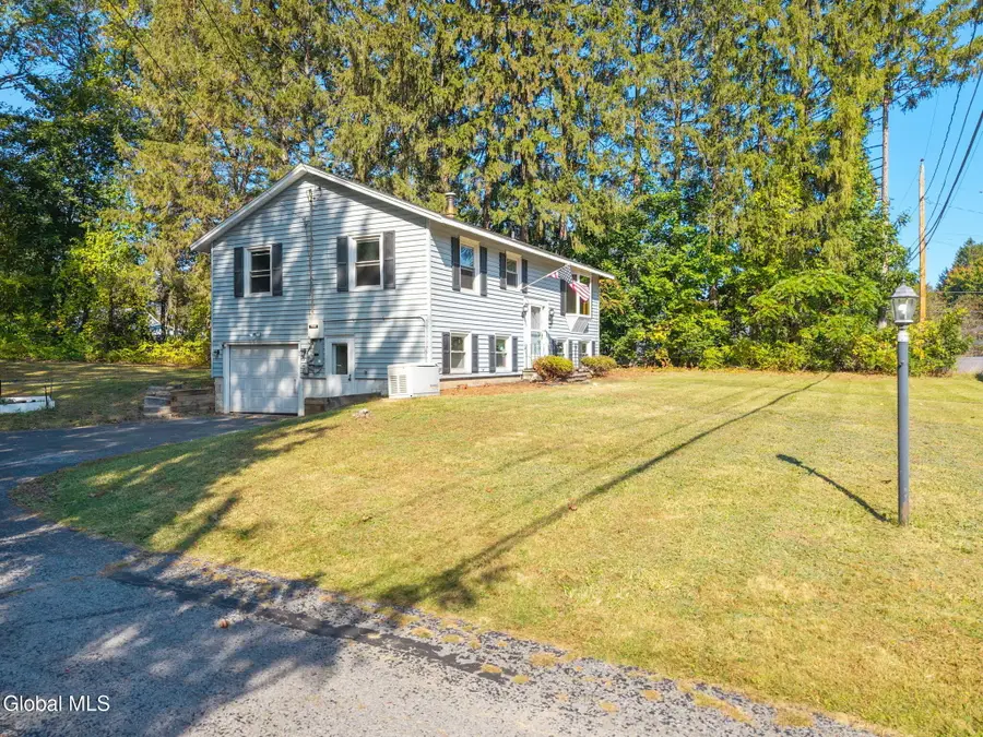 4 Newcastle Road, Halfmoon, NY 12065 - Image #2