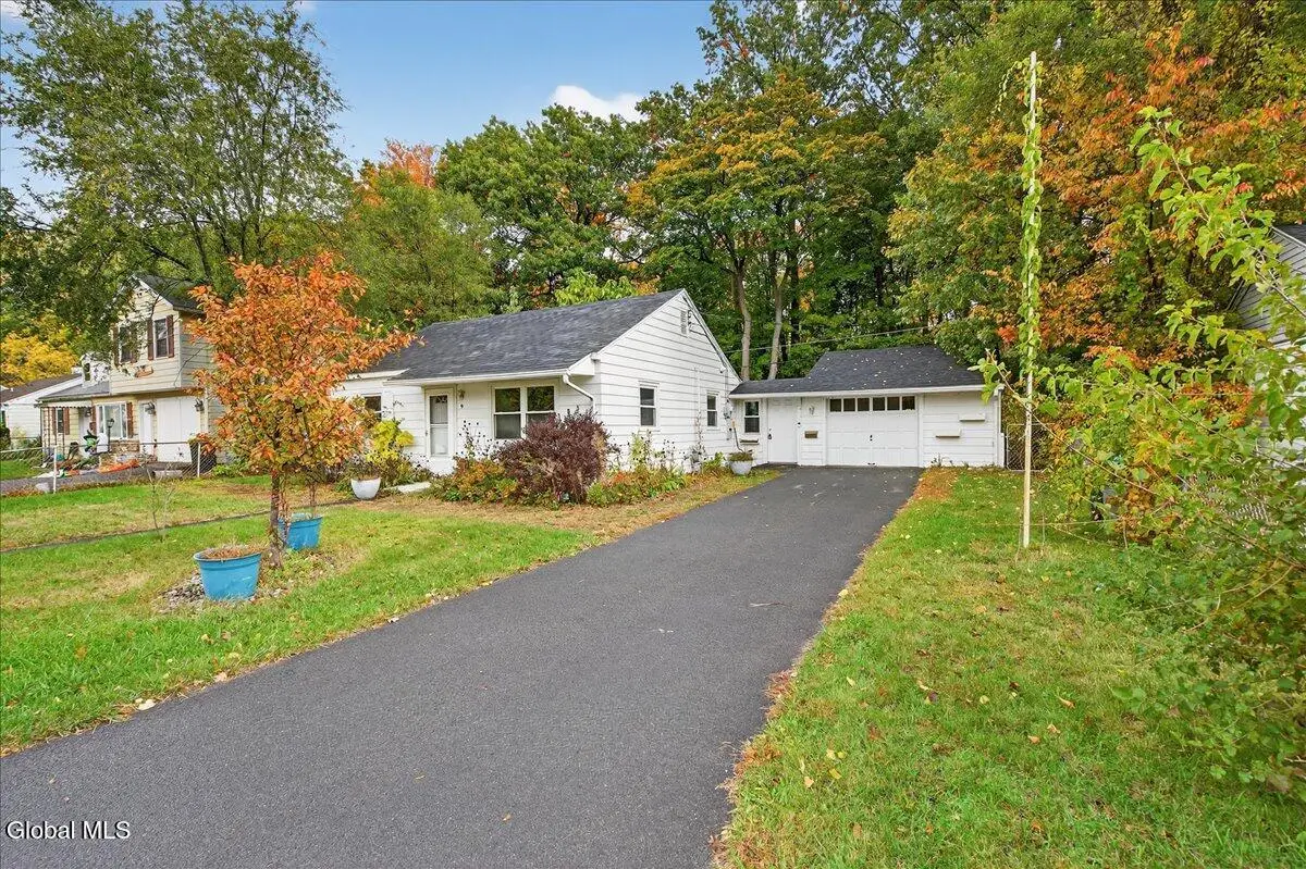 9 Vics Court, Colonie, NY 12205 - Image #1