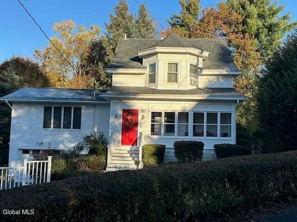 26 Woodlawn Court, Troy, NY 12180