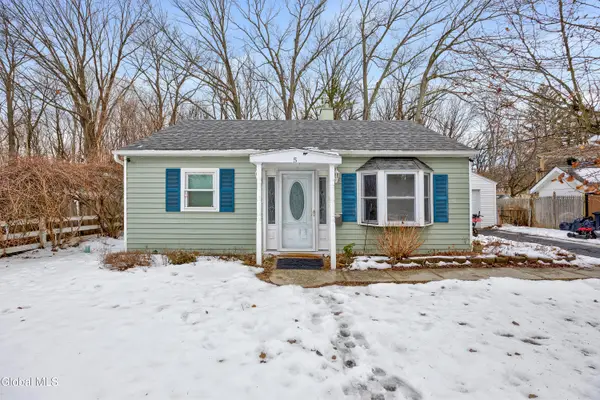 5 Vics Court, Colonie, NY 12205