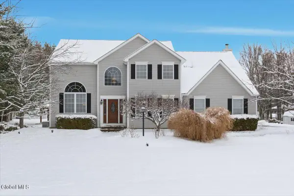 4 Woods Edge Lane, East Greenbush, NY 12196