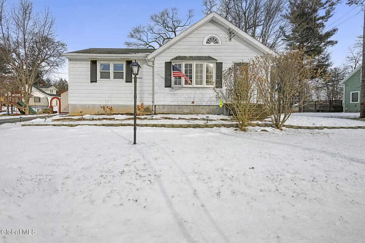 7 Groveland Avenue, Rotterdam, NY 12306 - Image #1