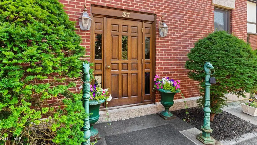 37 Clark Street #APT 6, Saratoga Springs, NY 12866 - Image #2