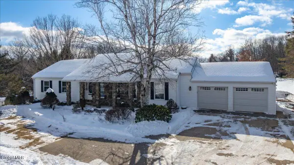 42 Vosburgh Road, Halfmoon, NY 12118