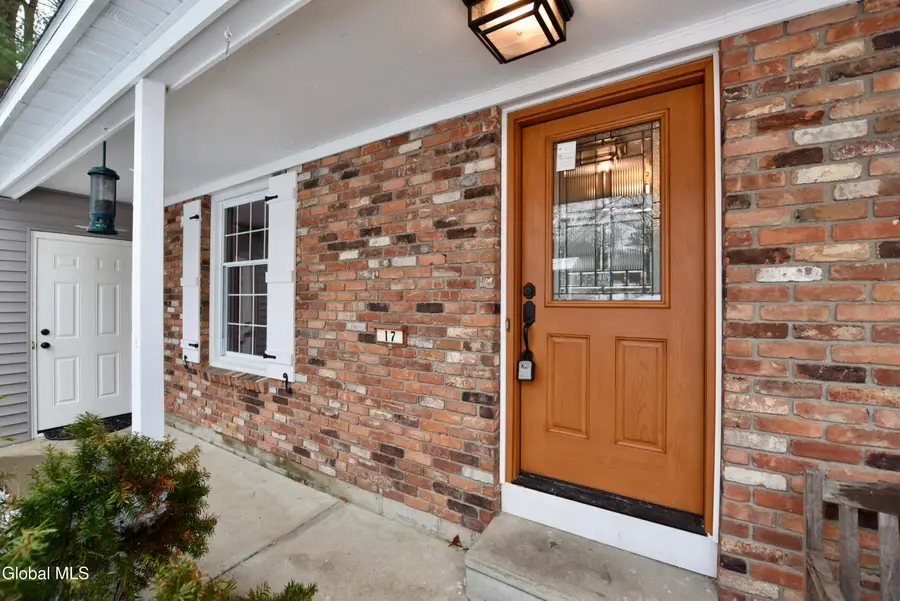 17 Canterbury Road, Clifton Park, NY 12065 - #3