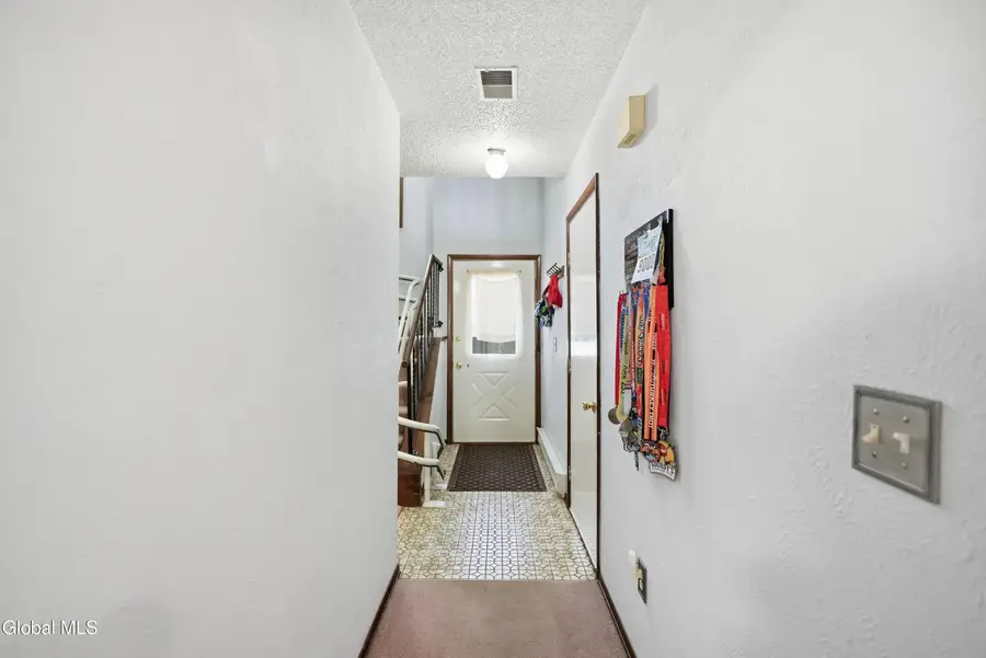 29 Tekakwitha Court, Clifton Park, NY 12065 - #3