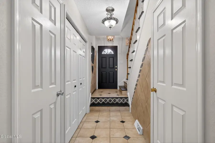 525 Highwood Circle, Albany, NY 12203 - #2