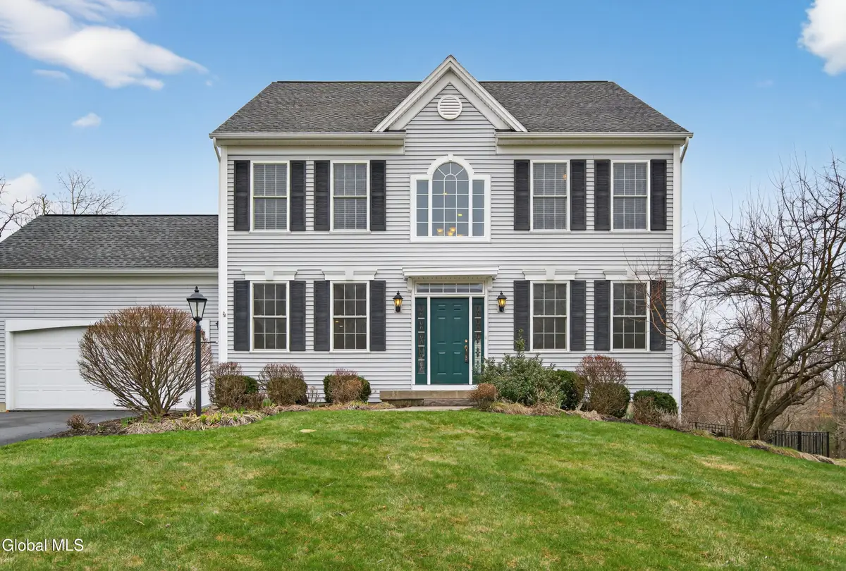 39 Outlook Dr S, Halfmoon, NY 12118 - #1