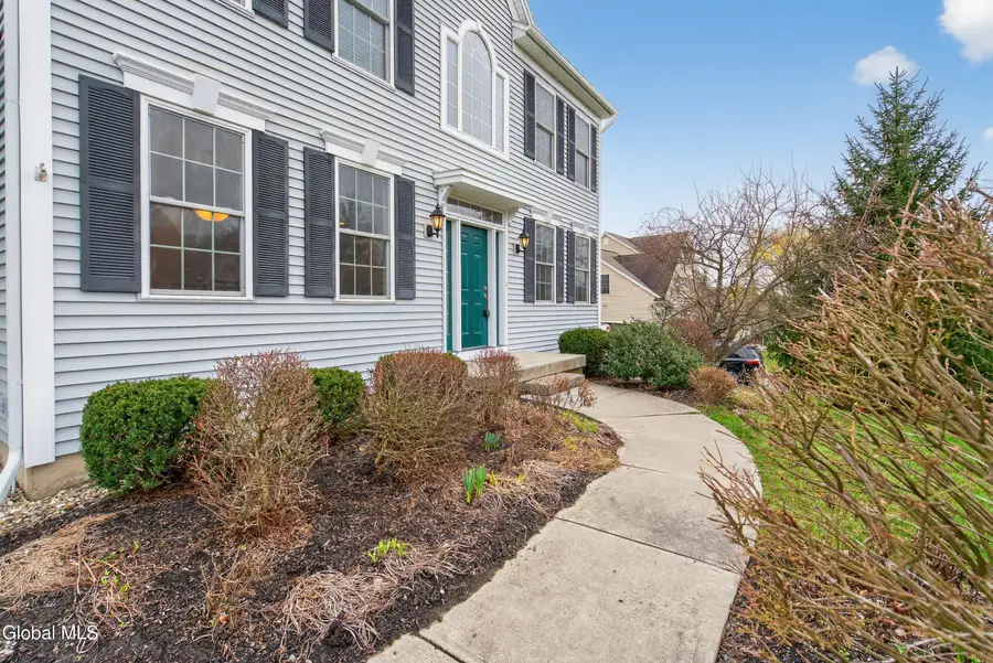 39 Outlook Dr S, Halfmoon, NY 12118 - #2