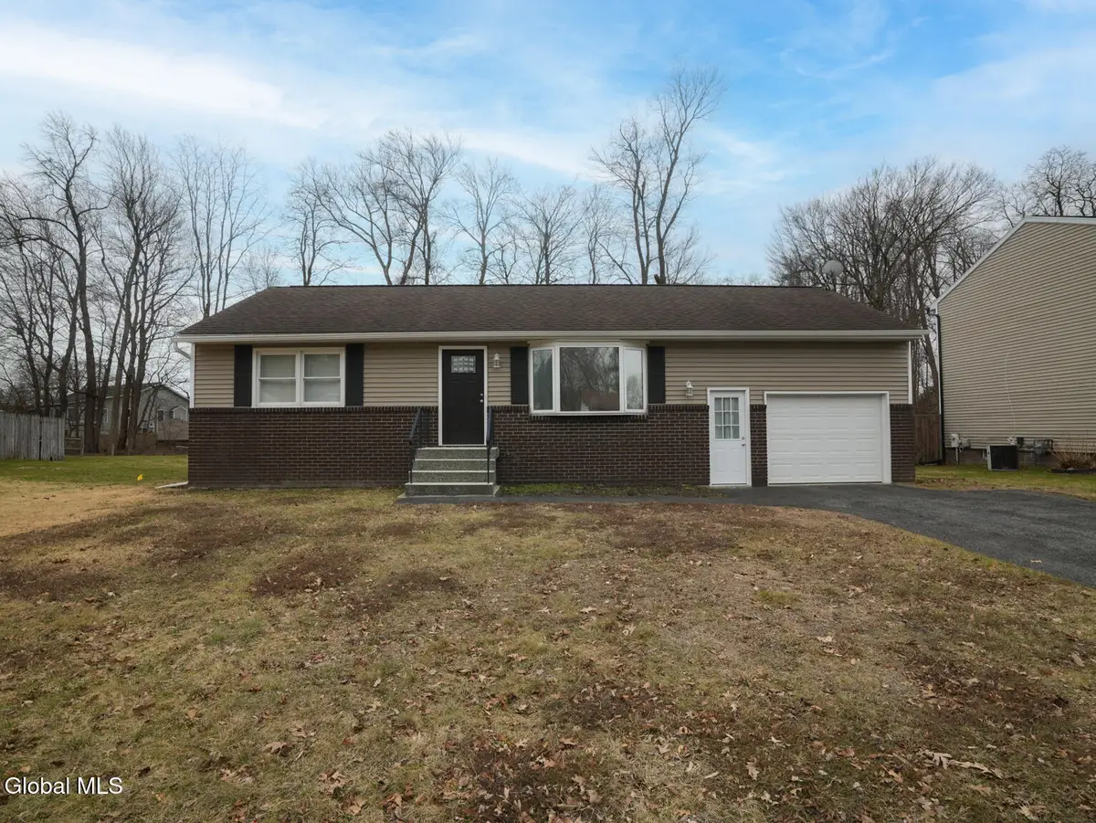 18 Melissa Court, Colonie, NY 12205 - #1