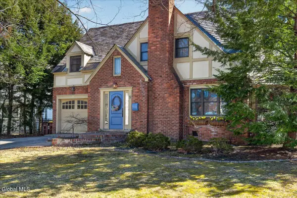 9 Luzerne Place, Queensbury, NY 12804