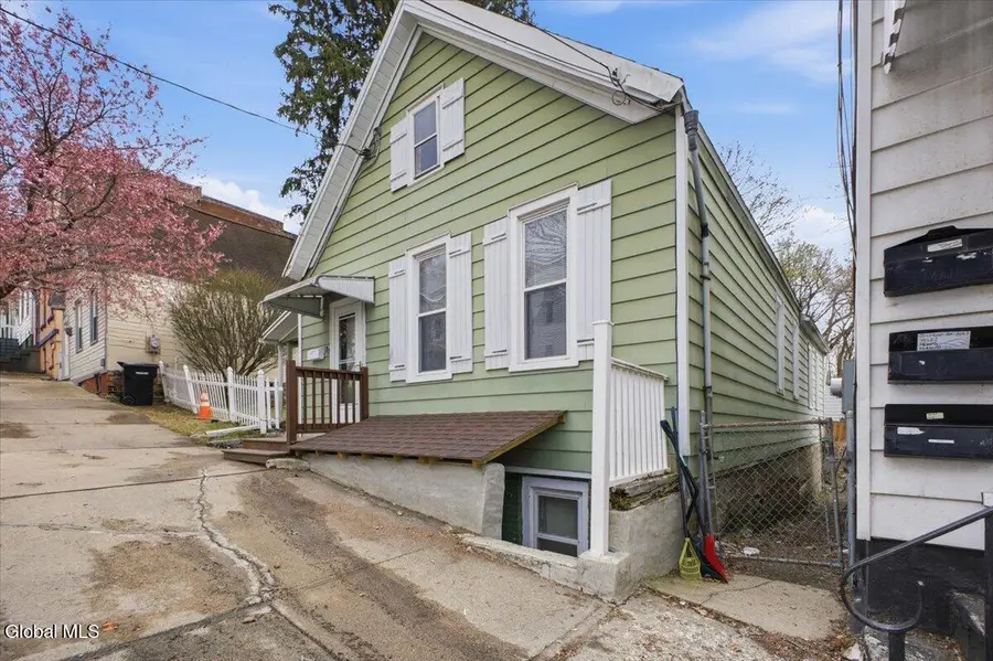 27 Lincoln Avenue, Troy, NY 12180 - #3