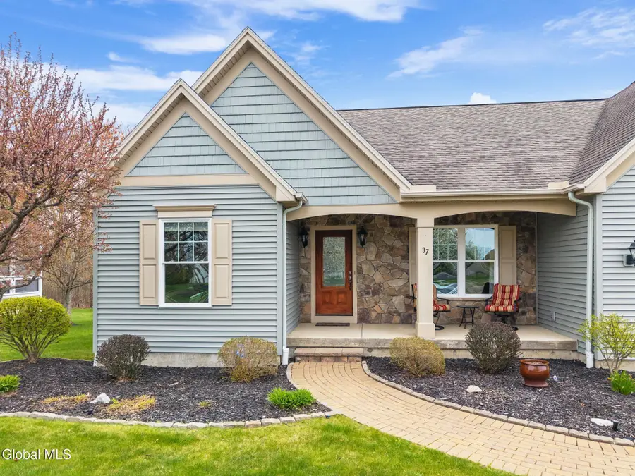 37 Gladstone Circle, Halfmoon, NY 12118 - #2
