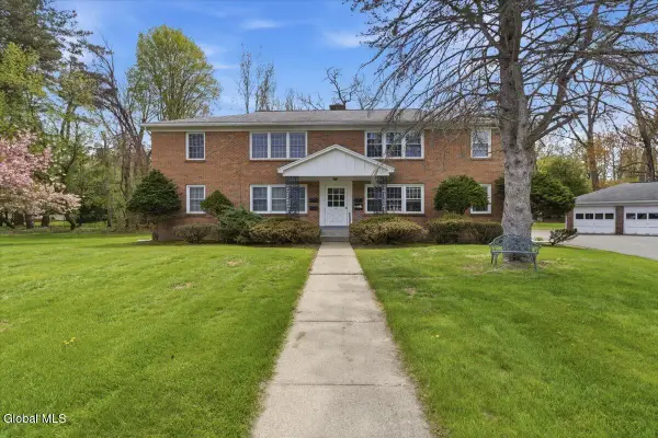 11 Kensington Court #APT 4, Bethlehem, NY 12054