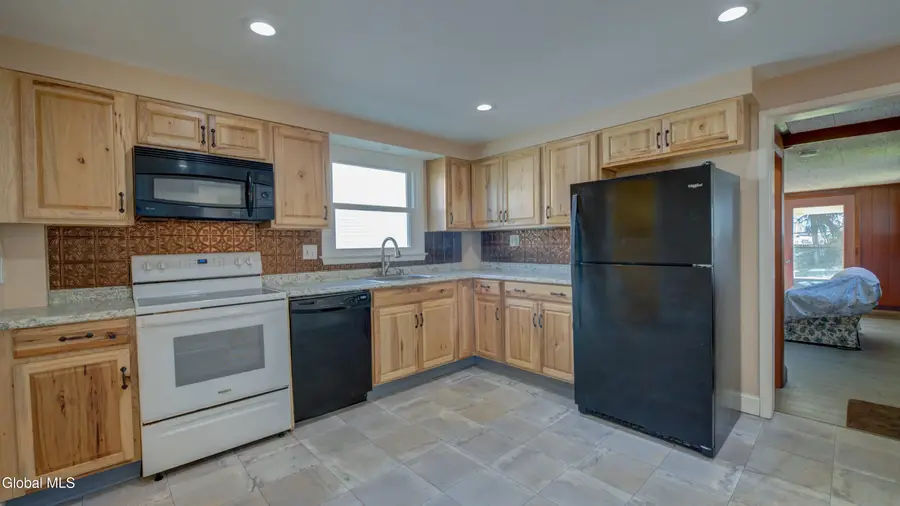 37 E 8th Avenue, Gloversville, NY 12078 - #3