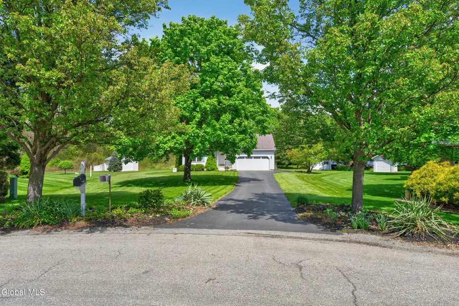 5 Center Court, Clifton Park, NY 12065 - #2