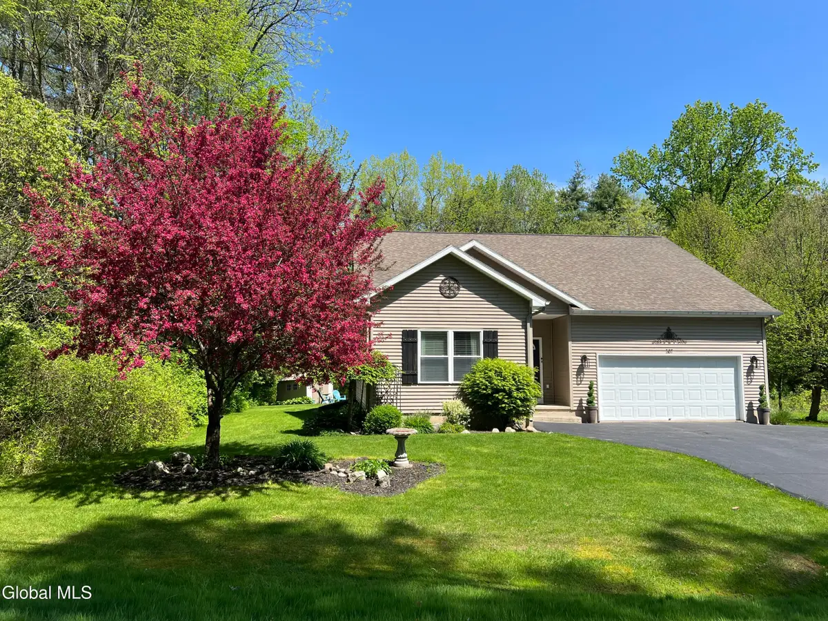 207 E Sunnyside, Queensbury, NY 12804 - #1