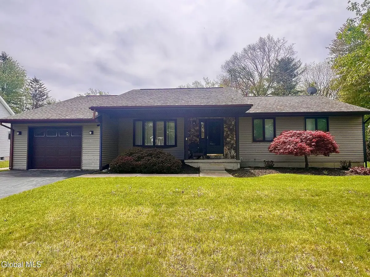 6 St Francis Lane, Colonie, NY 12304 - #1