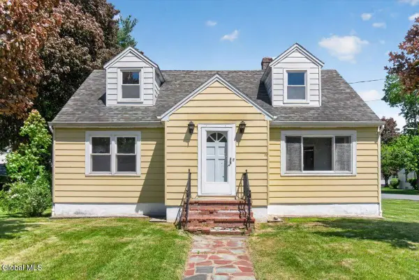 20 Washington Avenue, Halfmoon, NY 12118
