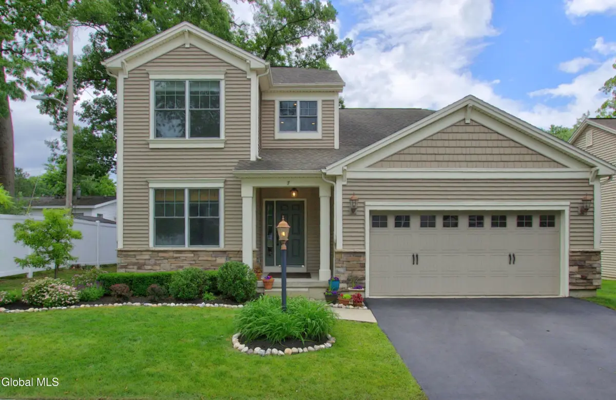 7 Mckenzie Way, Saratoga Springs, NY 12866 - #1