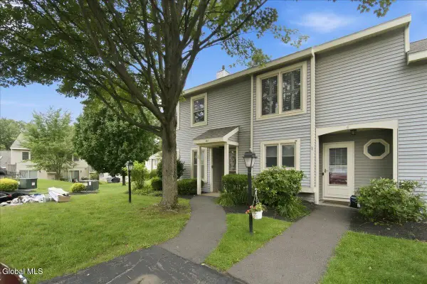 5 Minuteman Court, Halfmoon, NY 12065