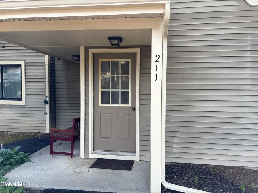 211 Grenadier Court, Halfmoon, NY 12065 - #2