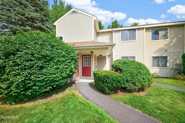 204 Victory Way, Halfmoon, NY 12065
