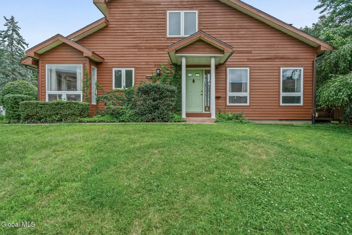 18 Lillian Lane, Troy, NY 12180 - #1