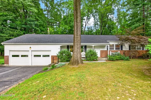 5 Pine Hill Bend, Clifton Park, NY 12019