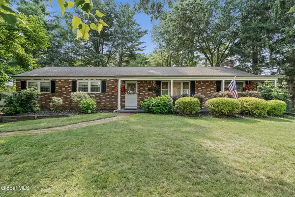7 Rolling Brook Court, Clifton Park, NY 12065