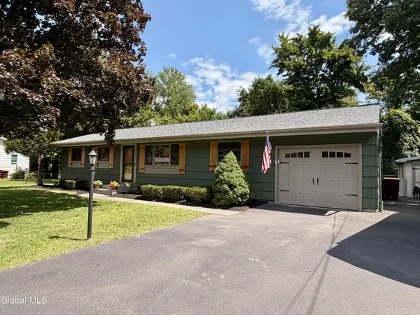 8 Birchwood Drive, Halfmoon, NY 12065