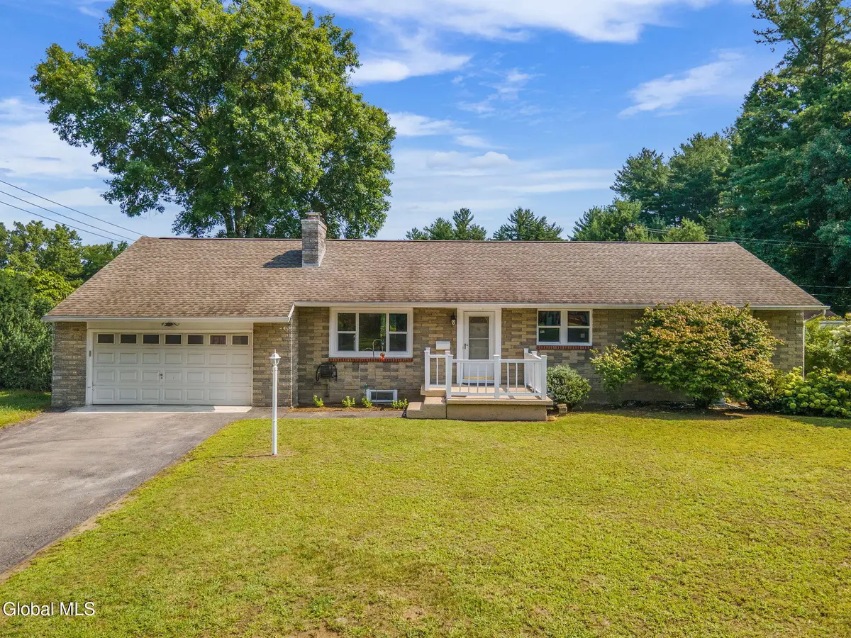 16 Gladwish Avenue, Westmere, NY 12203 - #1